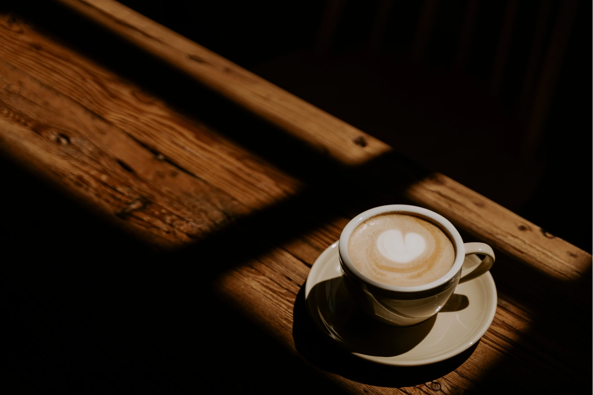 木のテーブルに置かれたコーヒー